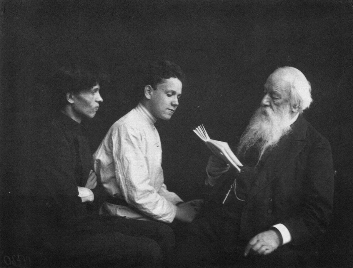 В. Стасов и юные Самуил Маршак (в центре) и Герцель Герцовский