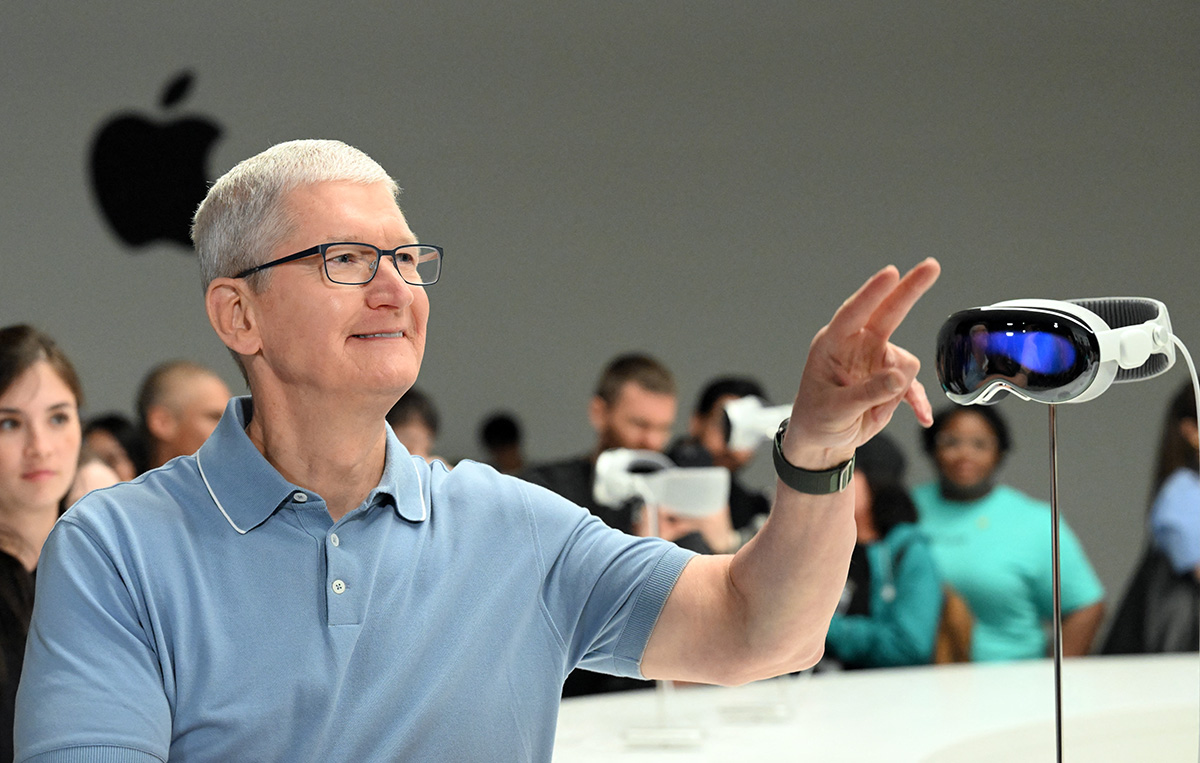 Генеральный директор Apple Тим Кук с новой гарнитурой виртуальной реальности Vision Pro