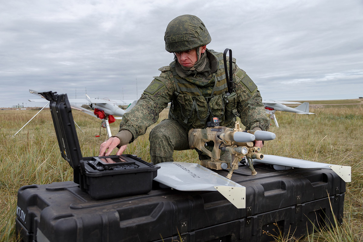 Военнослужащий ВС РФ с электронным ружьем REX 1, разработанным для защиты от дронов