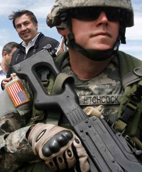 Президент Грузии Михаил Саакашвили во время учений НАТО