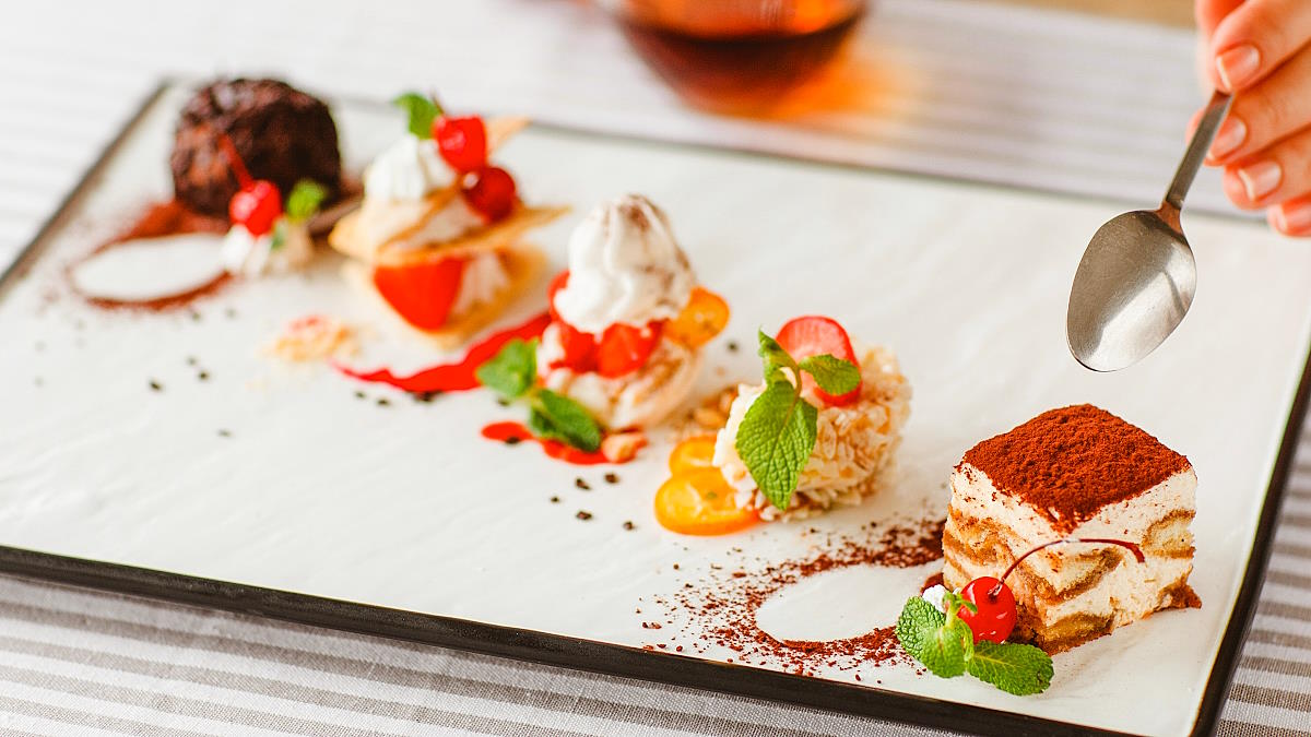 Десерты на тарелке