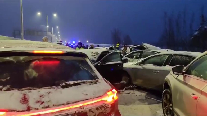 В массовом ДТП на трассе М-11 в Новгородской области пострадали 10 человек