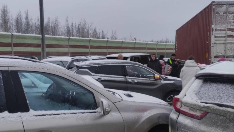 Массовая авария с участием 30 автомобилей произошла в Новгородской области