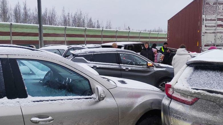 На трассе М-11 возобновили движение после массового ДТП в Новгородской области