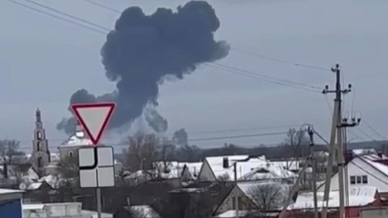 Дым после крушения военного самолёта Ил-76 у села Яблоново Корочанского района