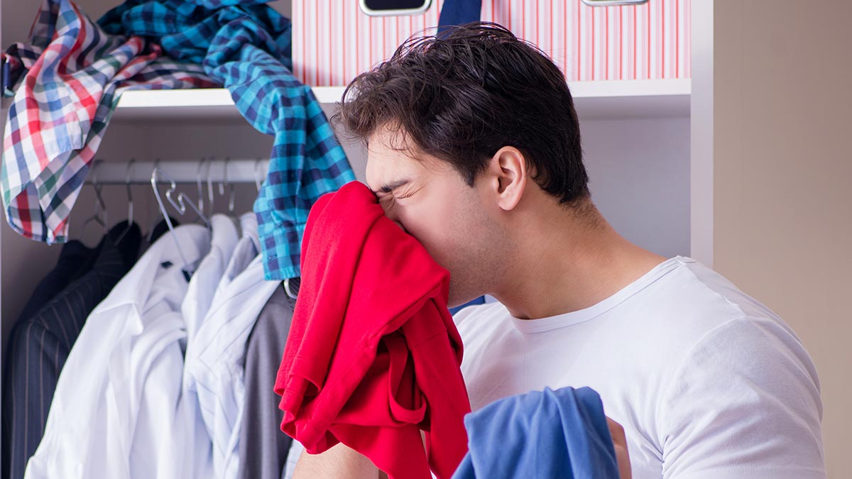 Почему вещи плохо пахнут: 8 причин неприятного запаха в шкафу