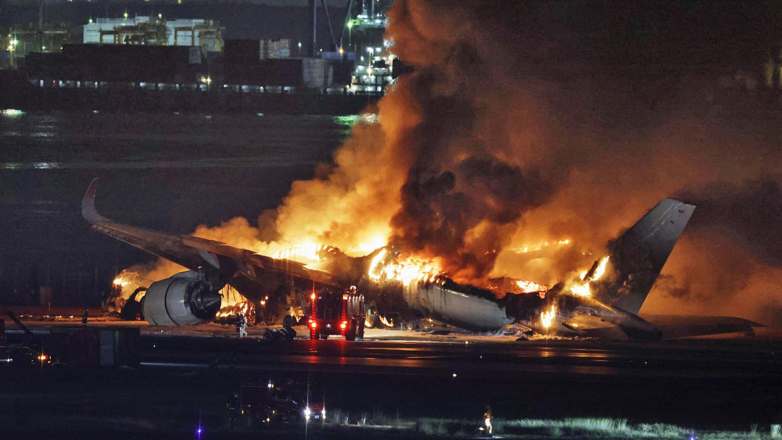 NHK: в аэропорту Токио при столкновении самолетов погибли 5 человек