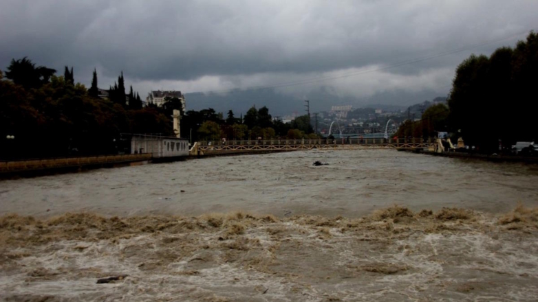 В Сочи объявили экстренное предупреждение из-за подъема уровня воды в реках