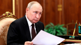 Путин поручил направлять средства от ОМС на зарплаты врачам