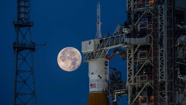 Ракета NASA и Луна