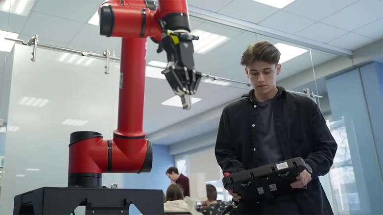 Московские учебные заведения оснащают роботами столичного производства