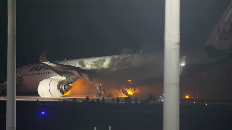 В аэропорту Токио при посадке загорелся самолет с сотнями человек на борту
