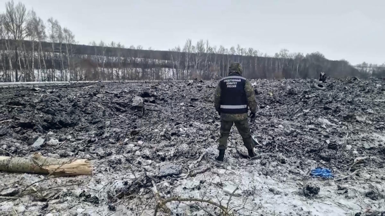 Сотрудник Следственного комитета РФ на месте крушения самолёта Ил-76 у села Яблоново Корочанского района