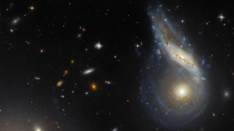Hubble заснял "ДТП" в космосе: как галактика NGC 6040 "наехала" на соседнюю LEDA 59642