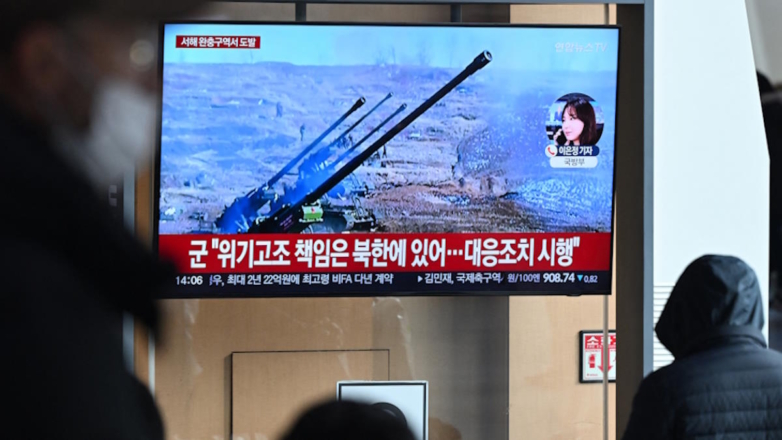 Трансляция новостей об учебных стрельбах орудий береговой артиллерии КНДР