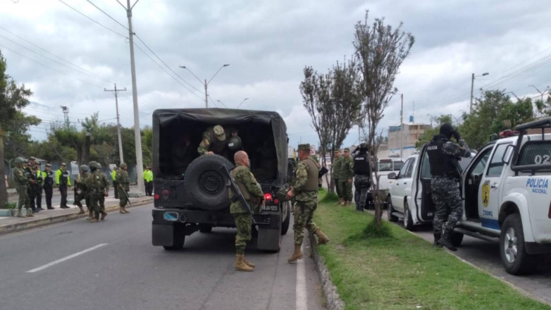 Военнослужащие и полицейские на улицах Эквадора