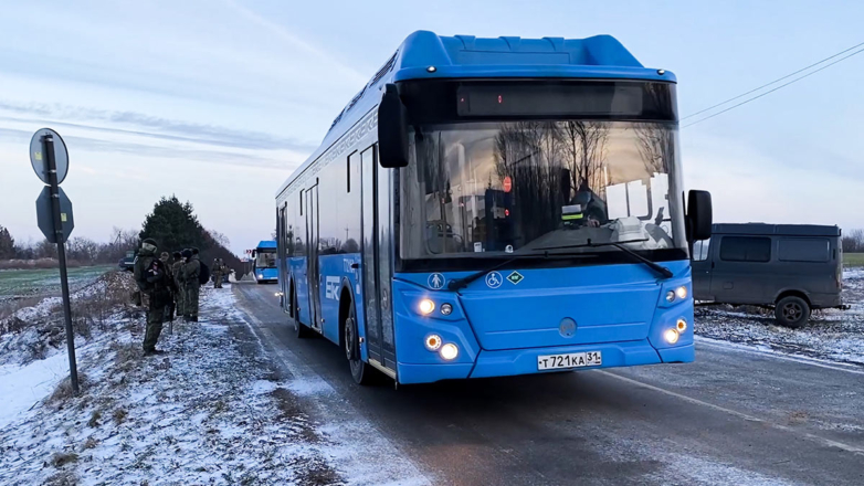 Автобусы с российскими военнослужащими, освобожденными из плена после переговорного процесса с властями Украины