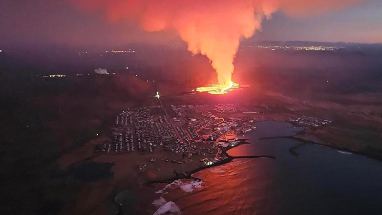 Власти Исландии эвакуировали жителей Гриндавика из-за извержения вулкана