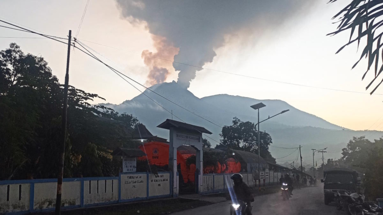 Более 2200 человек эвакуировали из-за активности вулкана Левотоби в Индонезии