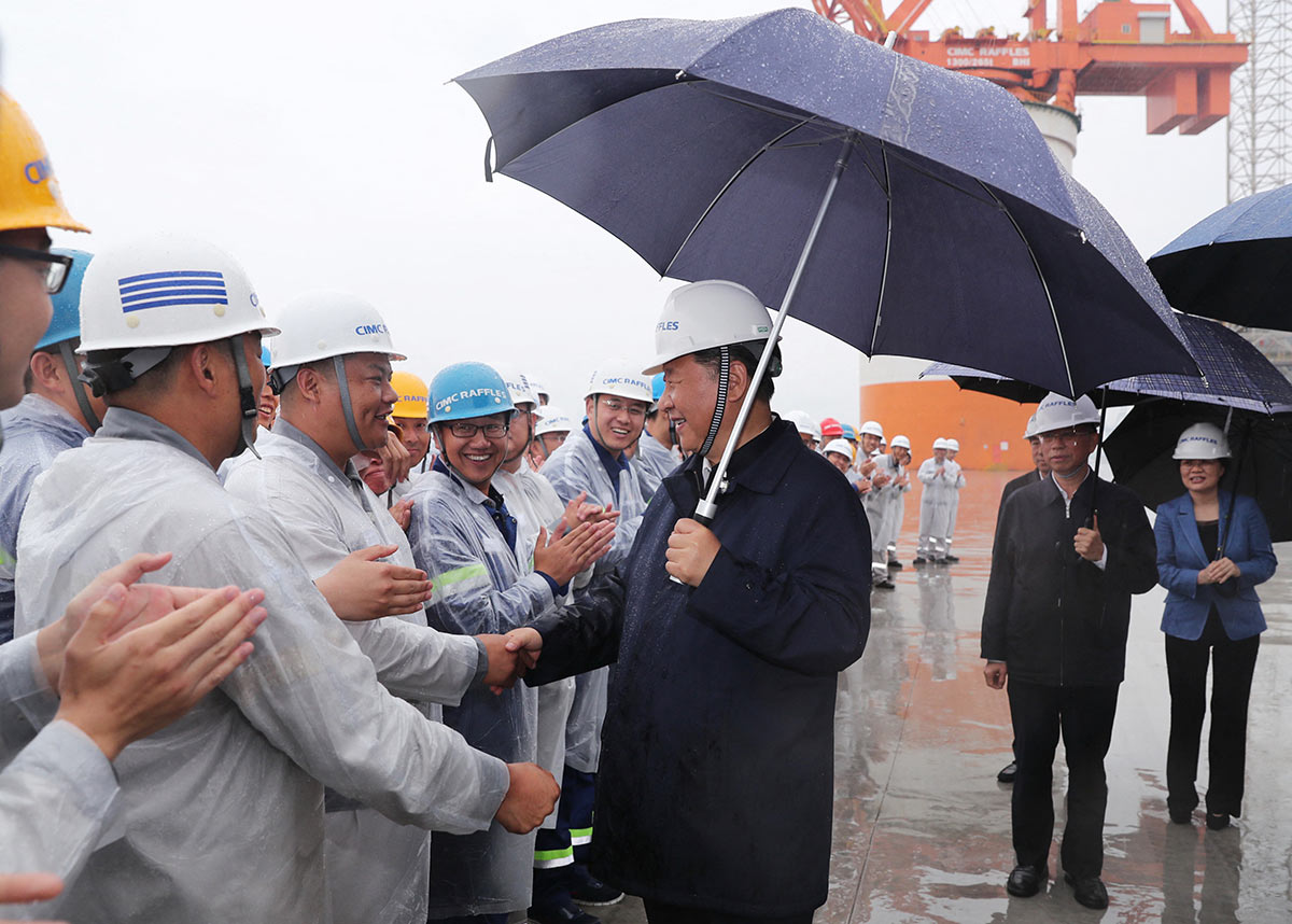 Председатель КНР Си Цзиньпин беседует с рабочими