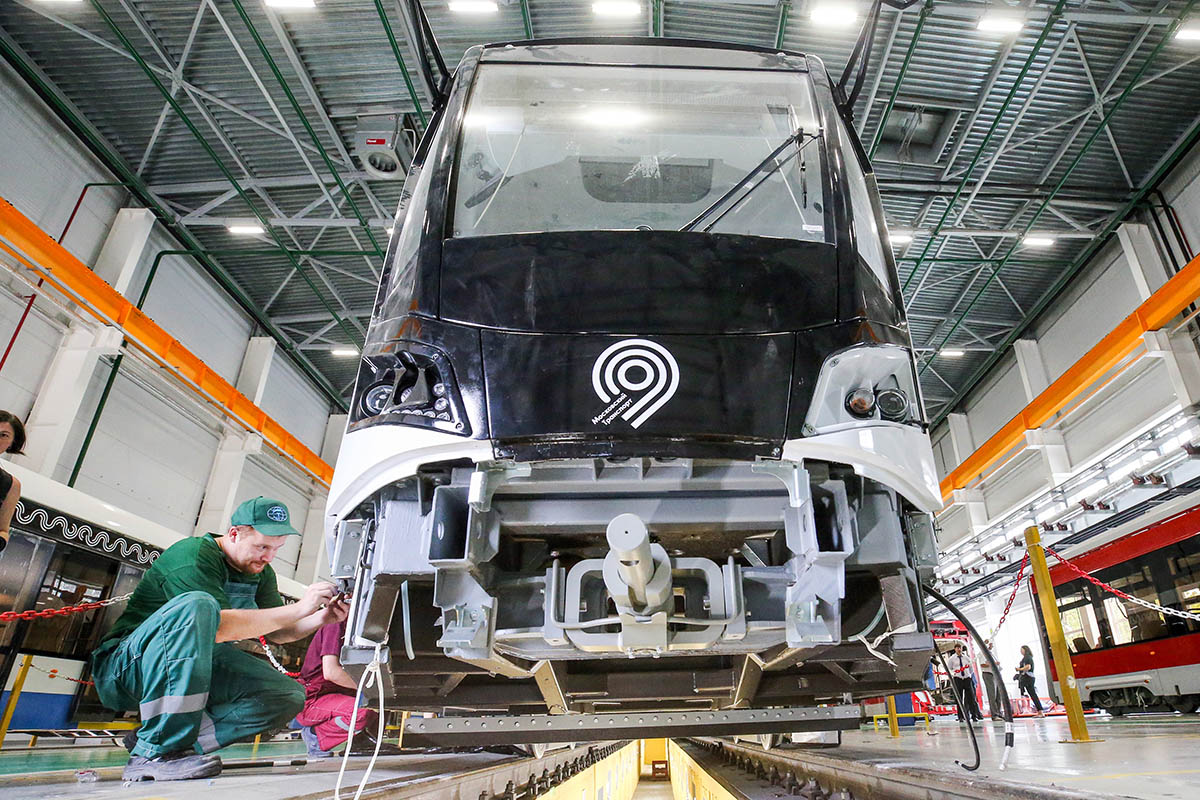Инновационный трамвай "Витязь" в сборочном корпусе производственной компании "Транспортные системы"