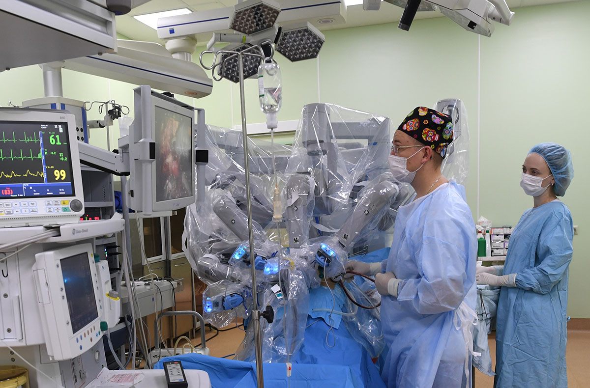 Операционная с установленной системой для роботической хирургии «Да Винчи»