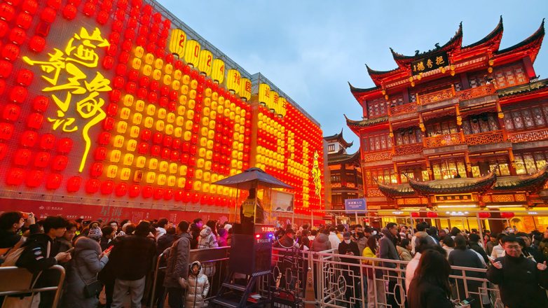 Туристы посещают Фестиваль фонарей китайского Нового года Дракона