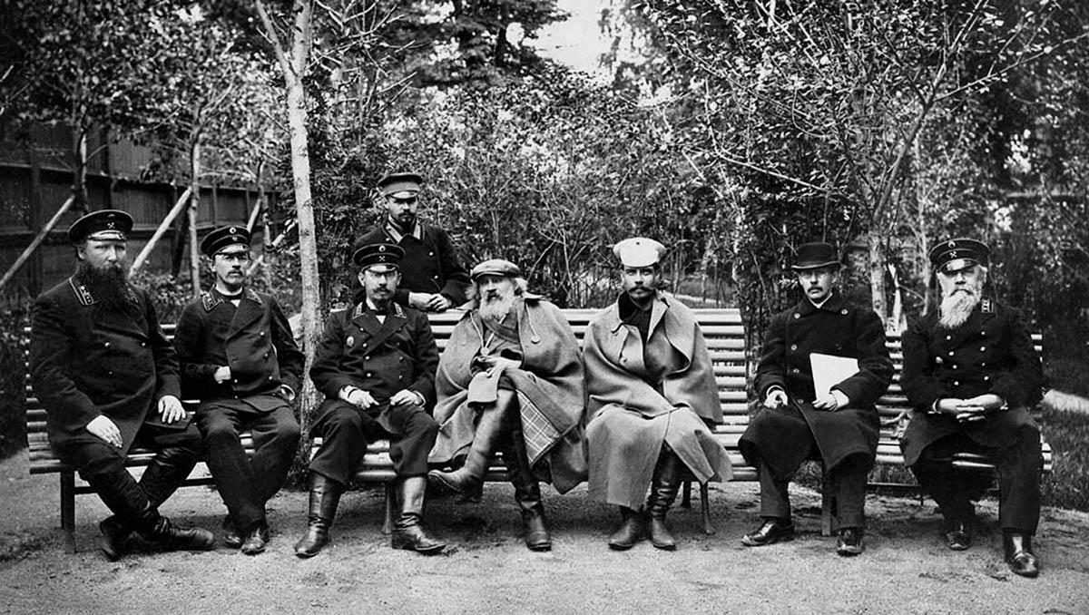 Менделеев (в центре) во время экспедиции на Урал