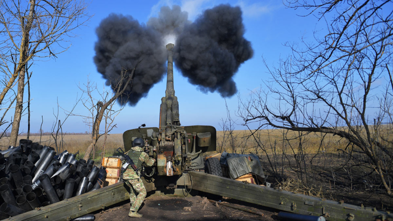 Артиллерист ВС РФ ведёт огонь из гаубицы 