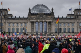 ТАСС: десятки тысяч людей вышли на акцию протеста в Берлине