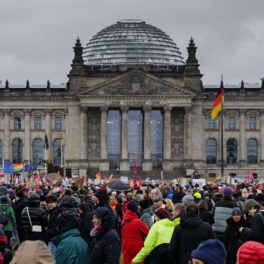ТАСС: десятки тысяч людей вышли на акцию протеста в Берлине