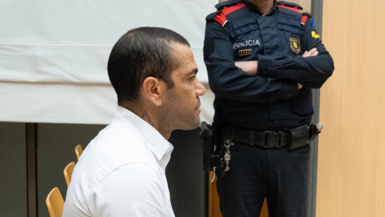 Экс-игрок "Барселоны" Дани Алвес отвергает обвинения в насилии на суде в Испании