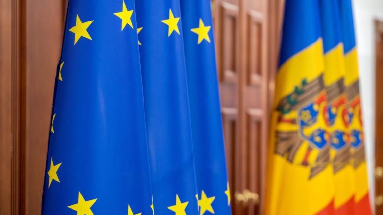 Флаги Молдавии и Евросоюза