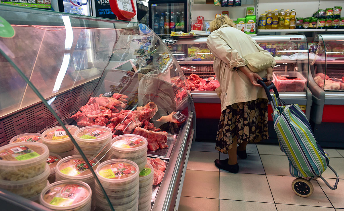 Покупатель в мясном отделе на Центральном рынке в Новосибирске