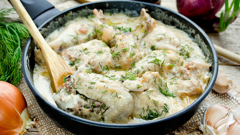 30 минут на кухне: нежная курица в сметане с чесноком на сковороде