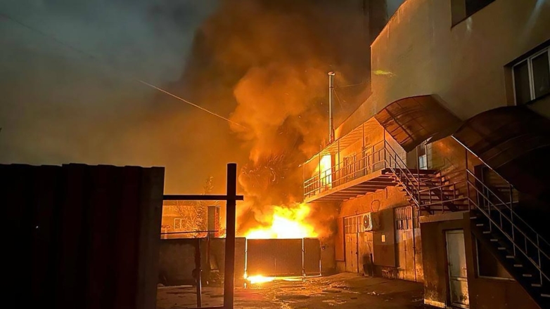 Во Львове после взрыва на промышленном предприятии произошел пожар