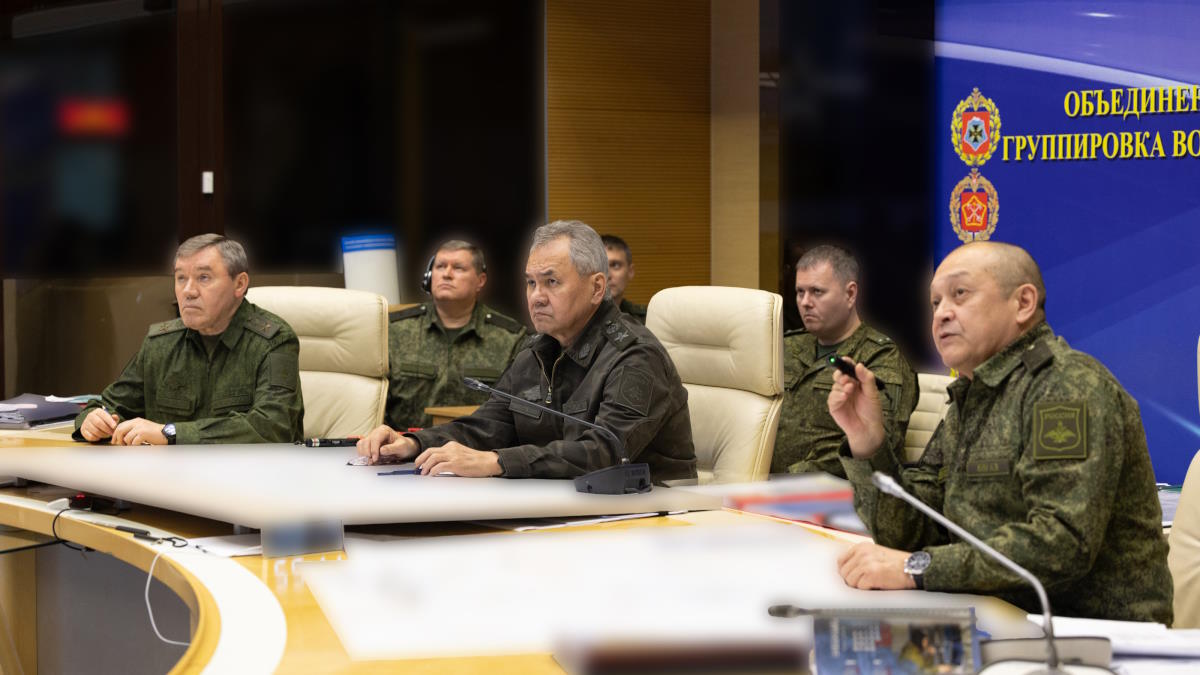 Министр обороны РФ Сергей Шойгу провёл совещание в штабе Объединенной группировки войск