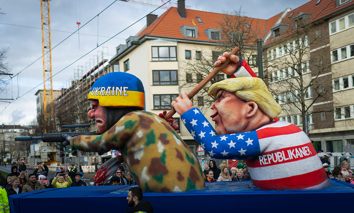 Карнавальная платформа с изображением бывшего президента США Дональда Трампа и украинского солдата