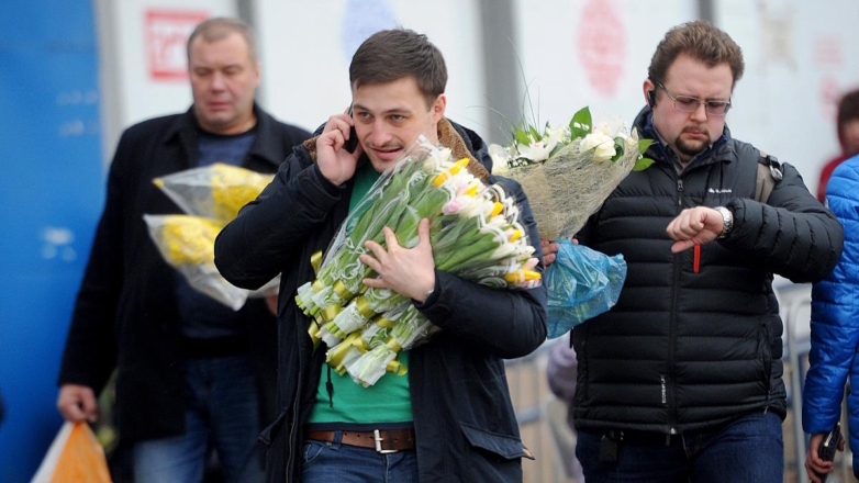Мужчины с букетами цветов