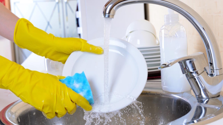 Что добавить в моющее средство, чтобы посуда засияла от чистоты