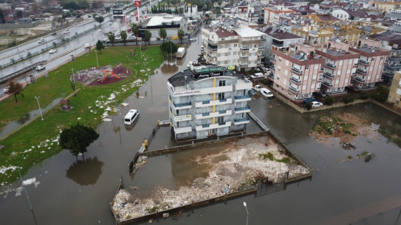 Мощное наводнение накрыло популярный у россиян курорт в Турции: что нужно знать туристам