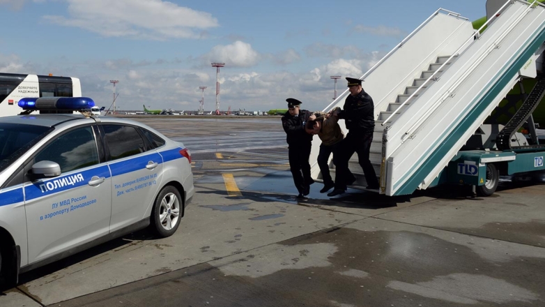 Полицейские сняли с авиарейсов в России более 2000 дебоширов в 2023 году