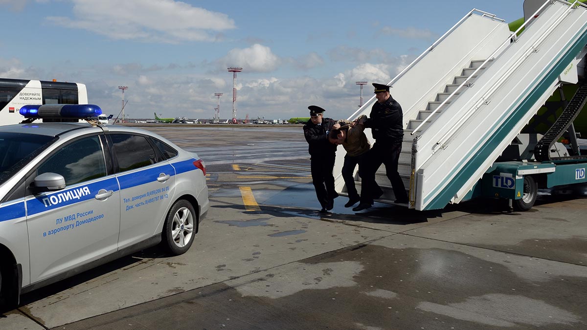 Полицейские сняли с авиарейсов в России более 2000 дебоширов в 2023 году