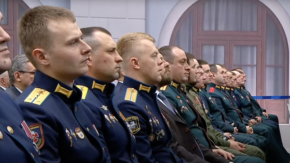 Военные, участники специальной военной операции слушают послание Путина Федеральному собранию РФ