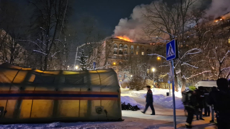 Работа оперативных и экстренных служб в районе пожара на севере Москвы