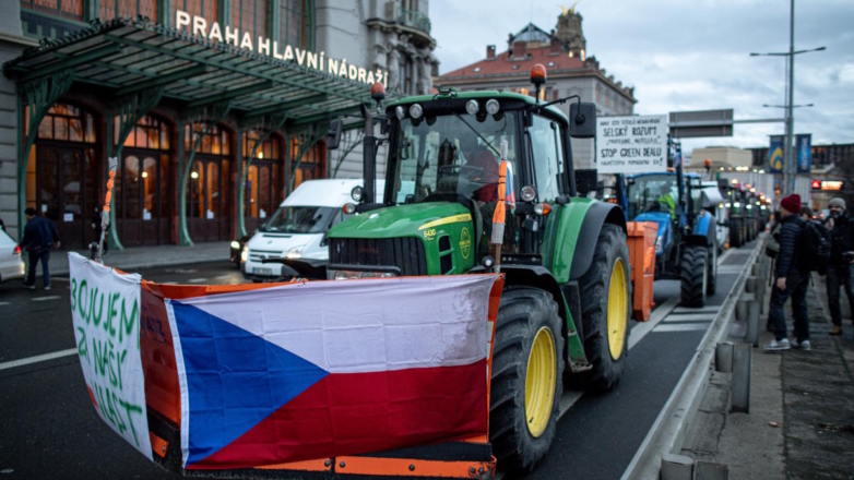 Сотни чешских фермеров загнали тракторы в центр Праги