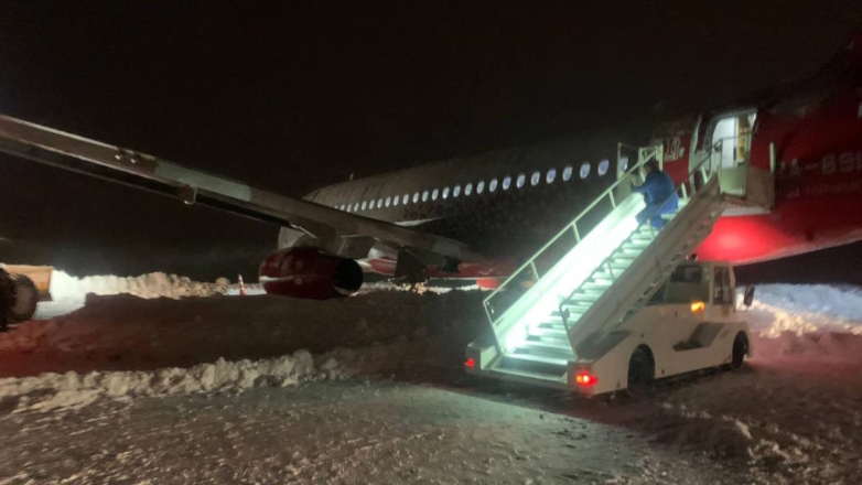 Аэропорт Саранска приостановил работу после выкатки самолета за пределы ВПП