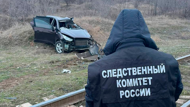 СК возбудил дело после гибели трех детей в ДТП с легковушкой и поездом на Ставрополье