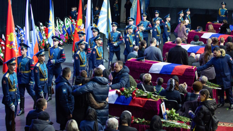 Торжественная церемония прощания с погибшими членами экипажа самолета Ил-76, сбитого под Белгородом