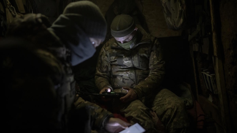 Украинские военнослужащие, управляющие беспилотником